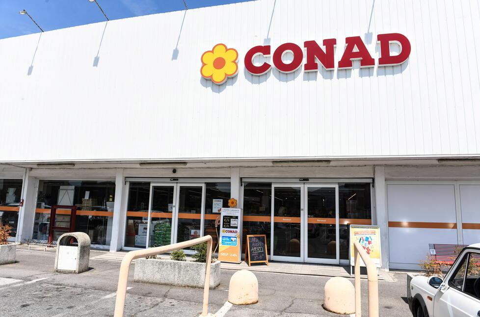 Colpo nella notte al Conad in via di Tiglio, la rabbia di Toni: «È la trentesima volta»