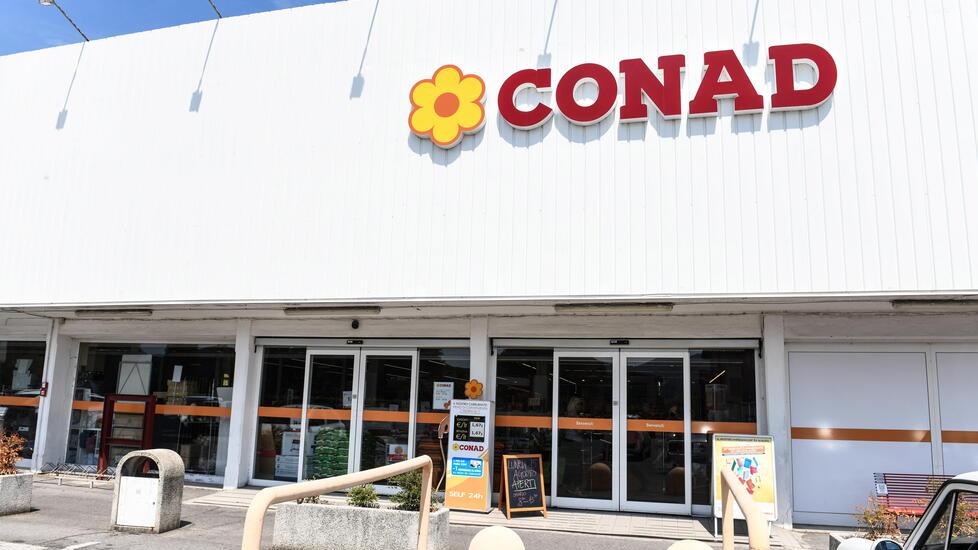 Colpo nella notte al Conad in via di Tiglio, la rabbia di Toni: «È la trentesima volta»
