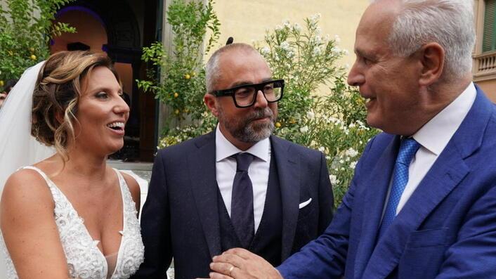 Petali, fuochi, fumogeni granata e tanti big per il “sì” di Franconi, sindaco di Pontedera