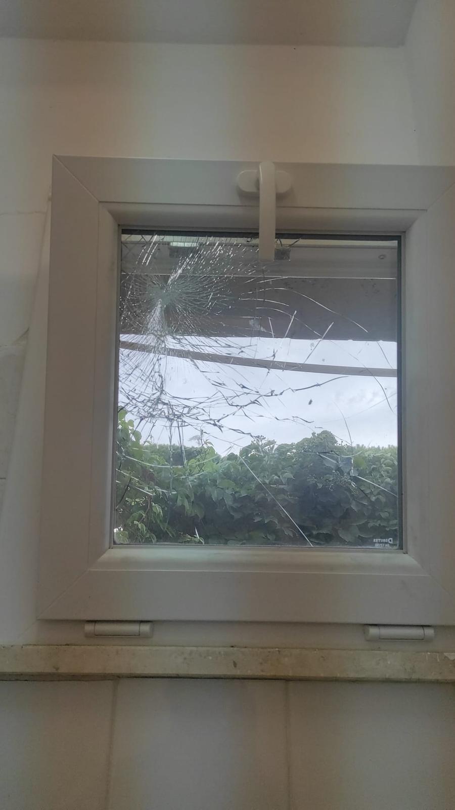 Vandali al Gimona, rotto un vetro degli spogliatoi