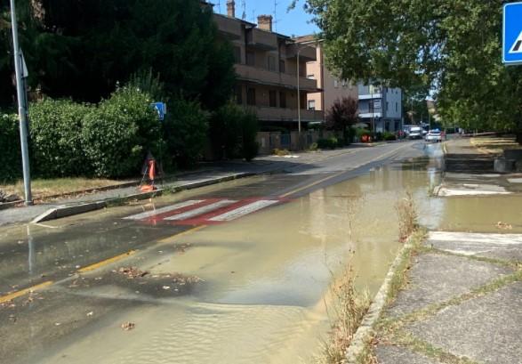 Modena. Si rompe condotta dell’acqua in via Panni. Strada e parco Amendola allagati