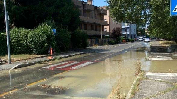 Modena. Si rompe condotta dell’acqua in via Panni. Strada e parco Amendola allagati