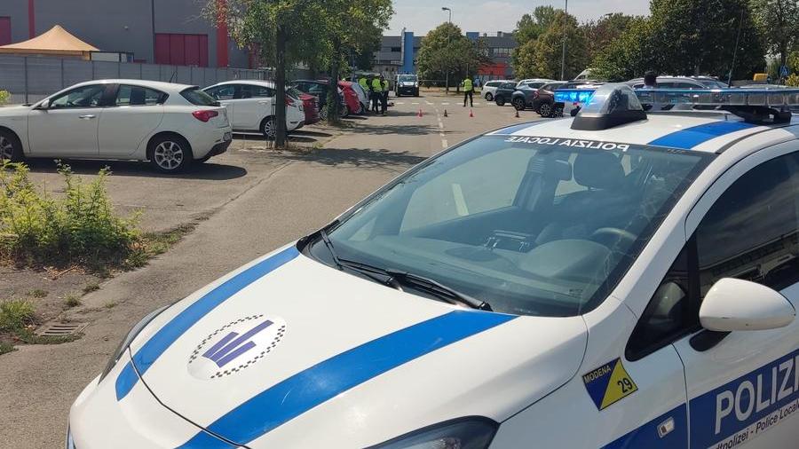 Modena, in gravi condizioni uomo caduto dal monopattino in via Finlandia