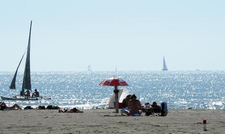 Tragedia al Lido di Camaiore: morti due modenesi colti da malore in mare