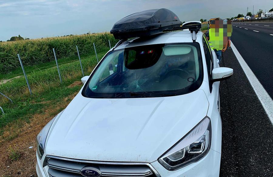 Lodi, scende dal treno e lancia oggetti in autostrada: tre feriti