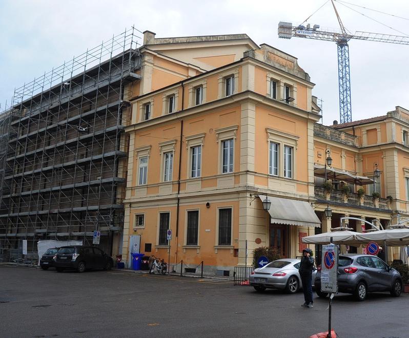 Installazione danneggiata a Mirandola Imbarazzo nel Pd: «Un’offesa»