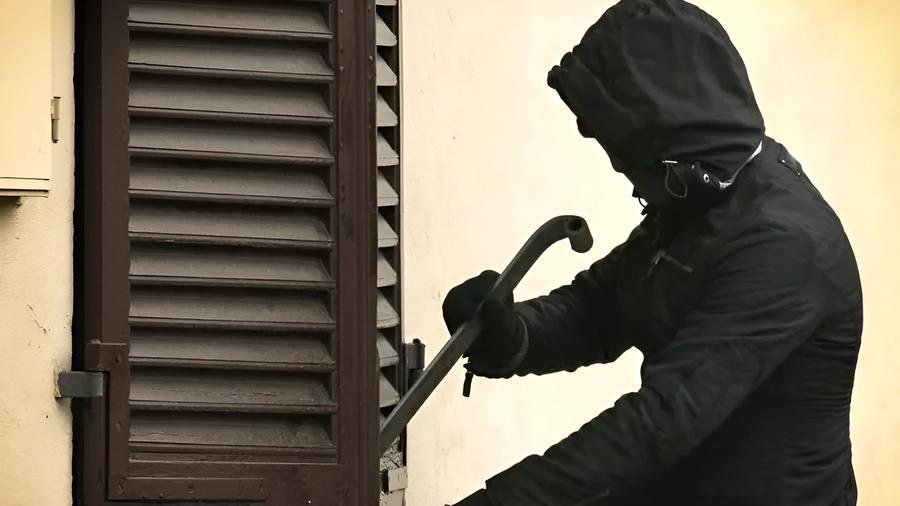 Il ladro maldestro ruba ma dimentica il cellulare: denunciato