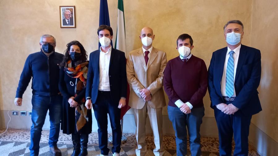 
	Foto di gruppo della task force regionale sul Pnrr con il presidente della Provincia di Reggio Emilia Giorgio Zanni, terzo da sinistra


