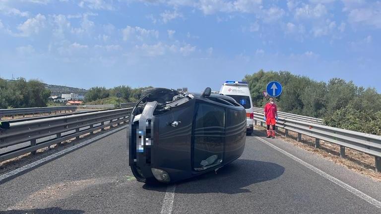 Sassari, paura sulla ex 131: auto urta il guard rail e si ribalta