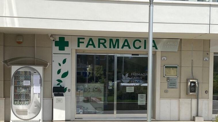 Rapina a Sassari, farmaciste e clienti minacciati con la pistola: consegnati i soldi
