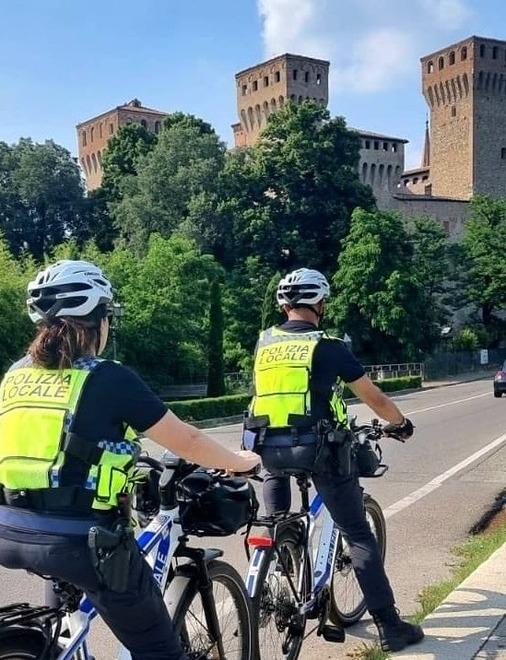 Vignola. La provocazione: «Ciclisti state in fila, ci riescono anche le oche...» 