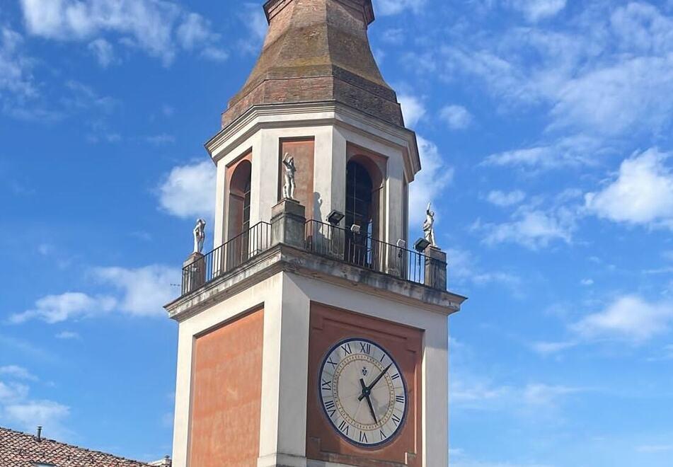 Sassuolo Orologio in piazza rotto: manca un pezzo 