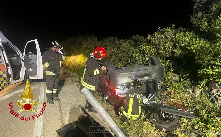 Auto si ribalta sulla provinciale per Golfo Aranci, ferito un ragazzo
