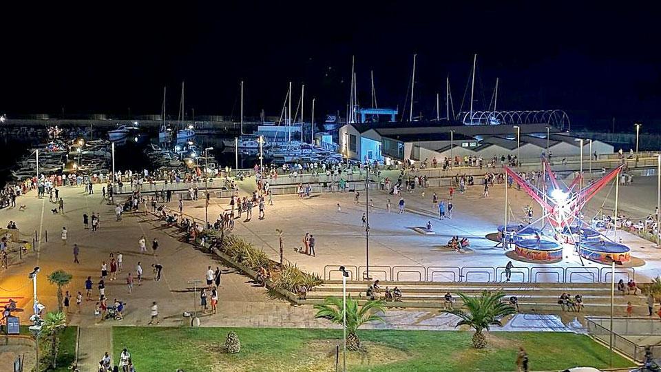 Ragazzini minacciati di botte e rapinati in piazza a San Vincenzo