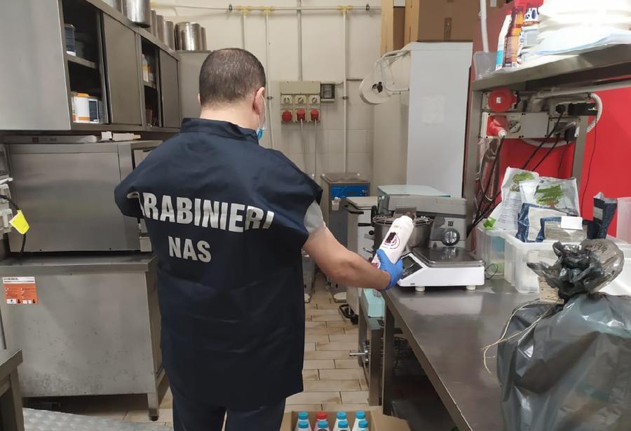 Controlli dei Nas. Nel Modenese sequestrati a una gelateria 16 kg di prodotti per alimenti scaduti