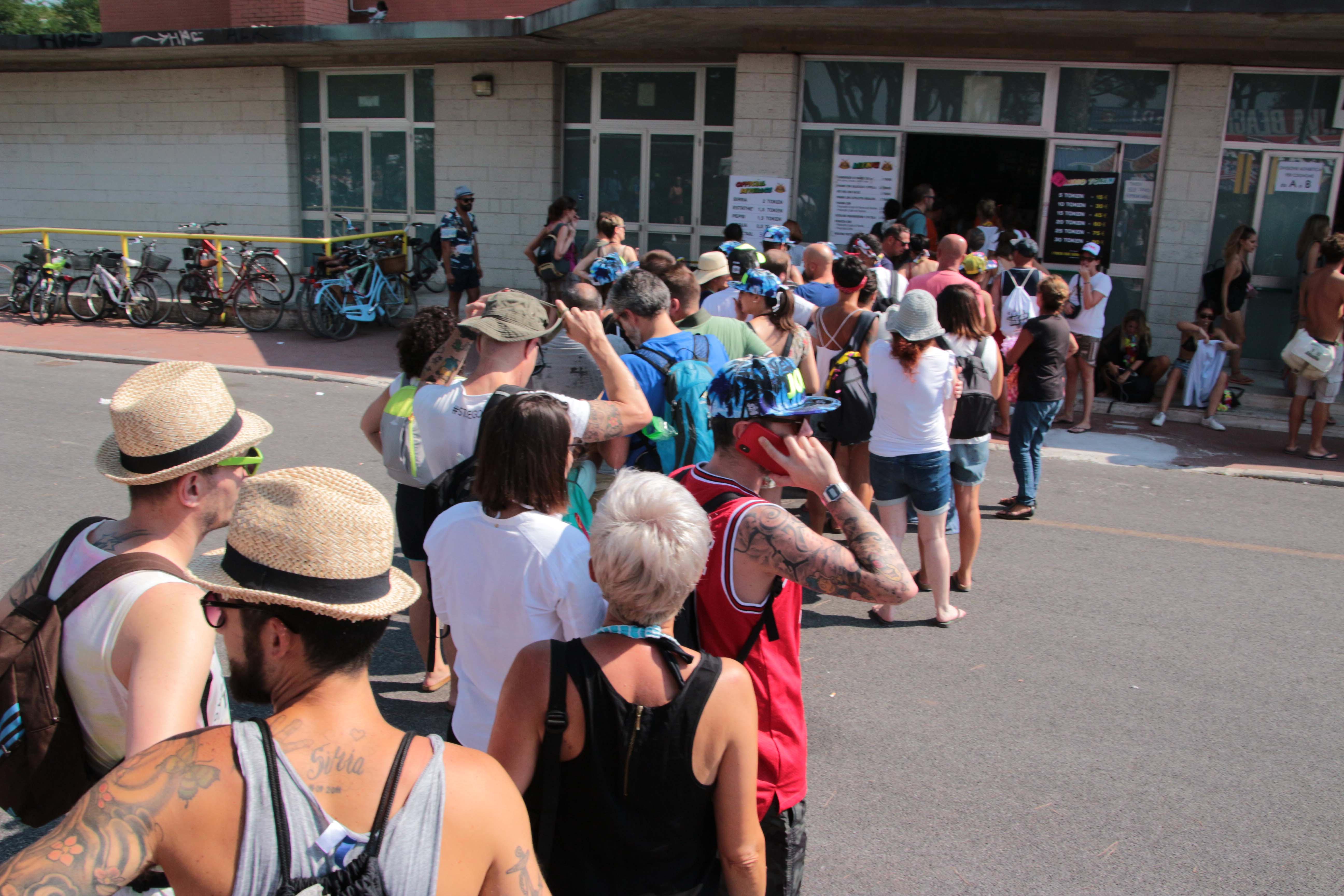 Per il grande concerto di Jovanotti a Viareggio si cercano cassieri banconisti e facchini