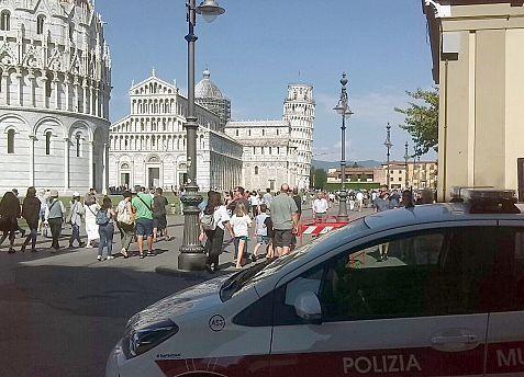 Venditore tenta di sfuggire a un controllo e aggredisce con una gomitata un’agente