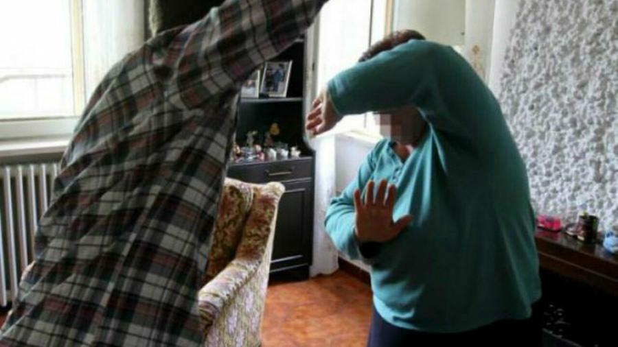 Punta il coltello contro i genitori per avere soldi: in carcere