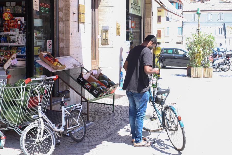 
	La stretta In via Roma e dintorni e in altre tre zone della citt&agrave; &egrave; vietato il consumo di alcol &ldquo;h24&rdquo; e l&rsquo;asporto dalle 15 alle 7 dell&rsquo;indomani fino al 31 di ottobre

