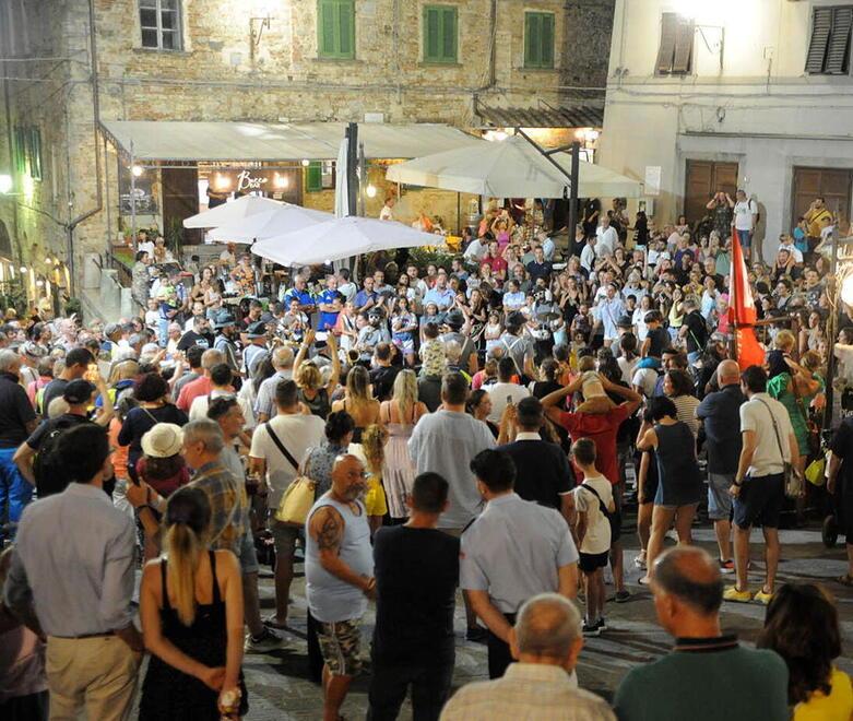 La magia di Apritiborgo Abc avvolge il centro storico di Campiglia Marittima e promette di farlo fino a Ferragosto
