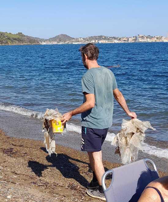 Spiagge Le Prade invasa dalla plastica portata dal mare, i bagnanti la puliscono