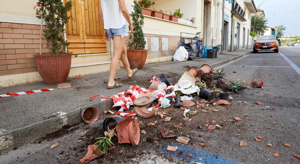 Dà in escandescenze e getta vasi dal terrazzo Intervengono polizia e Pubblica Assistenza