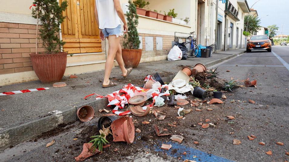 Dà in escandescenze e getta vasi dal terrazzo Intervengono polizia e Pubblica Assistenza