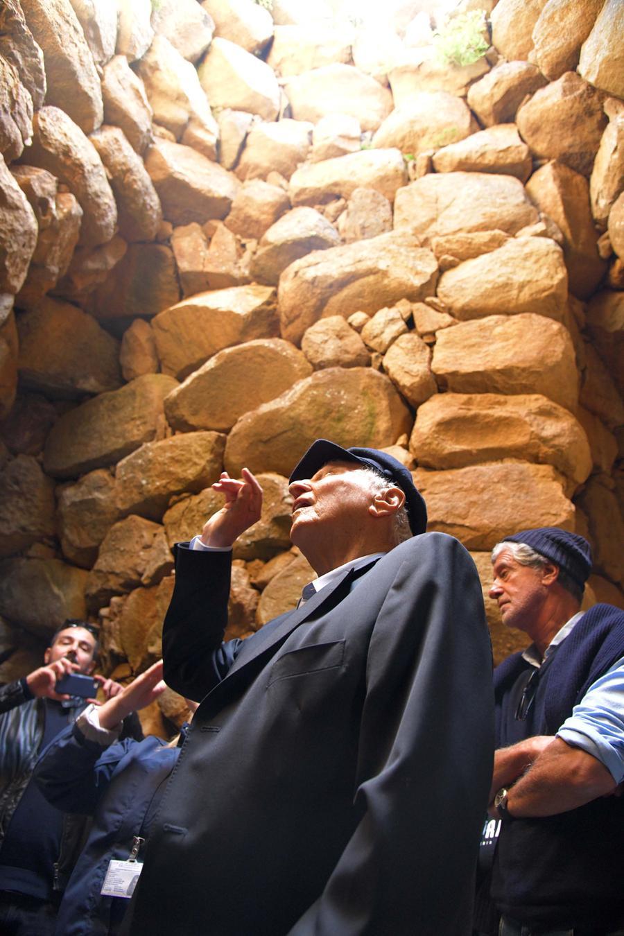 Piero Angela visita un nuraghe per la prima volta a 90 anni