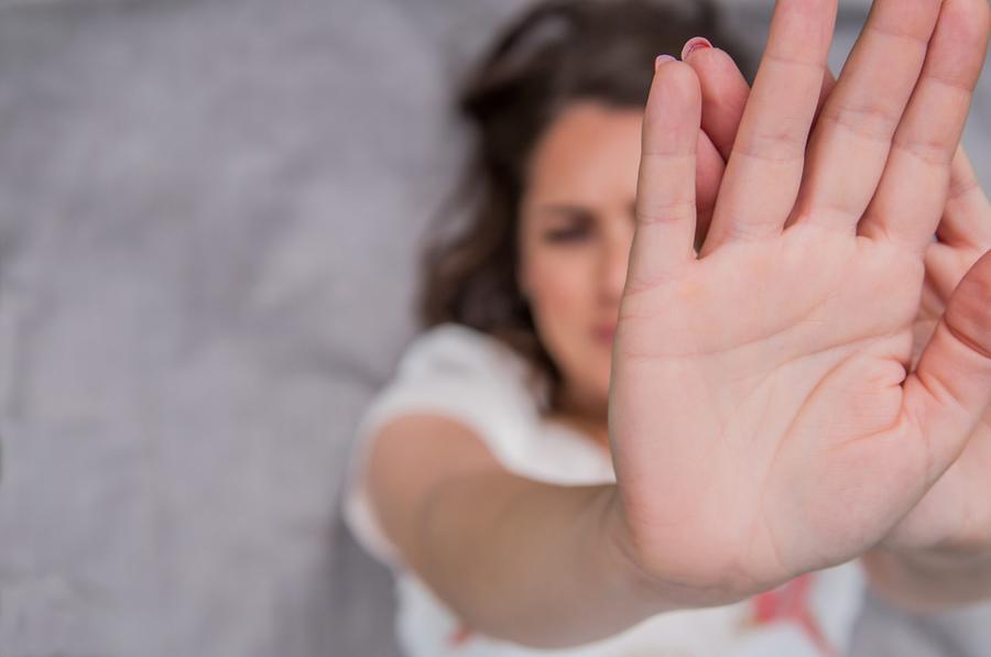 Maltratta e fa prostituire la moglie, arrestato a Firenze