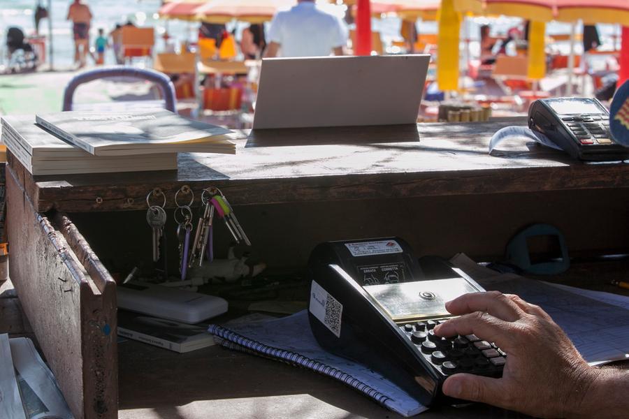 Non accettano i pagamenti con pos: multati bar e ristoranti nel Sassarese