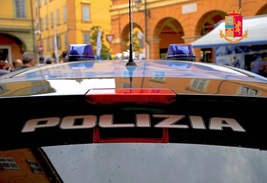 Modena, via Emilia centro: strappa telefonino a due persone e fugge. Arrestato dalla polizia