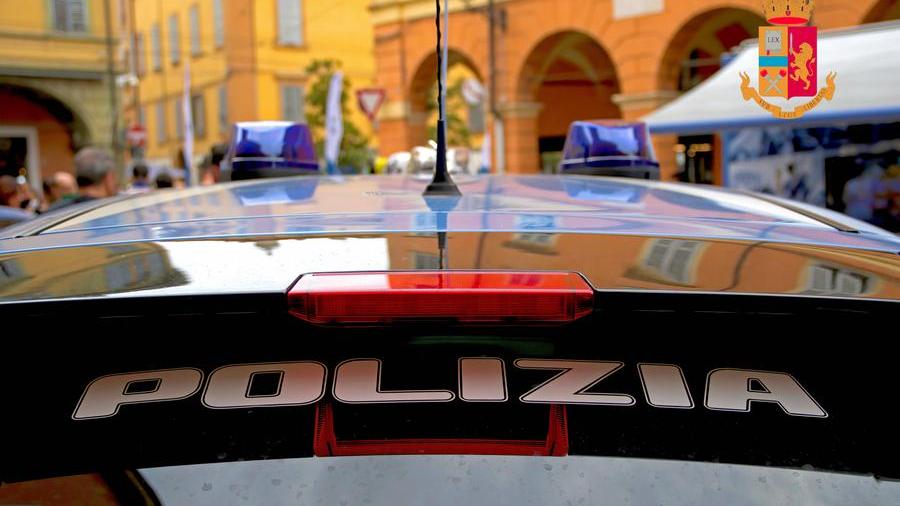 Modena, via Emilia centro: strappa telefonino a due persone e fugge. Arrestato dalla polizia