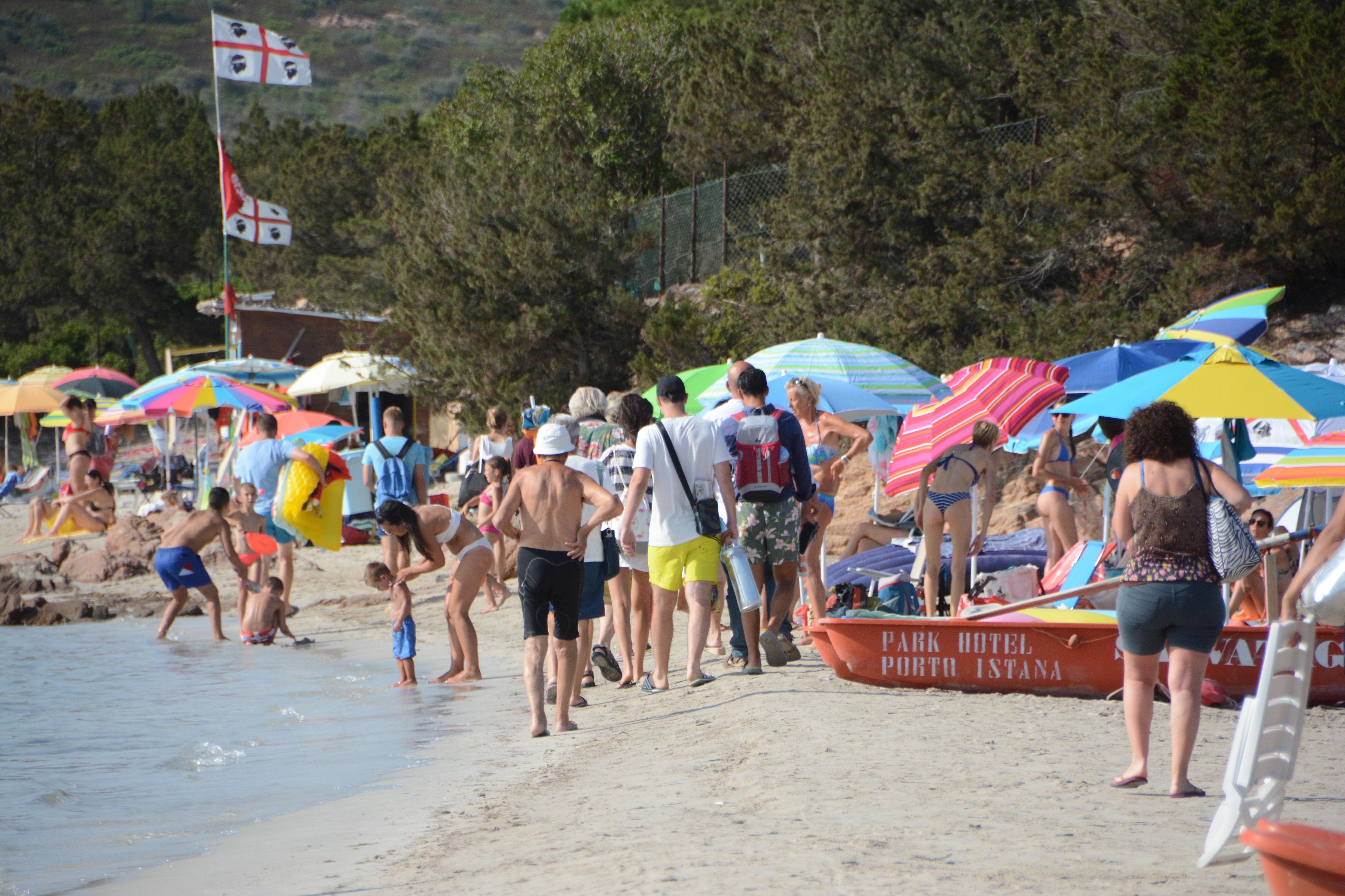 Ferragosto da tutto esaurito in Sardegna, alberghi e ristoranti strapieni