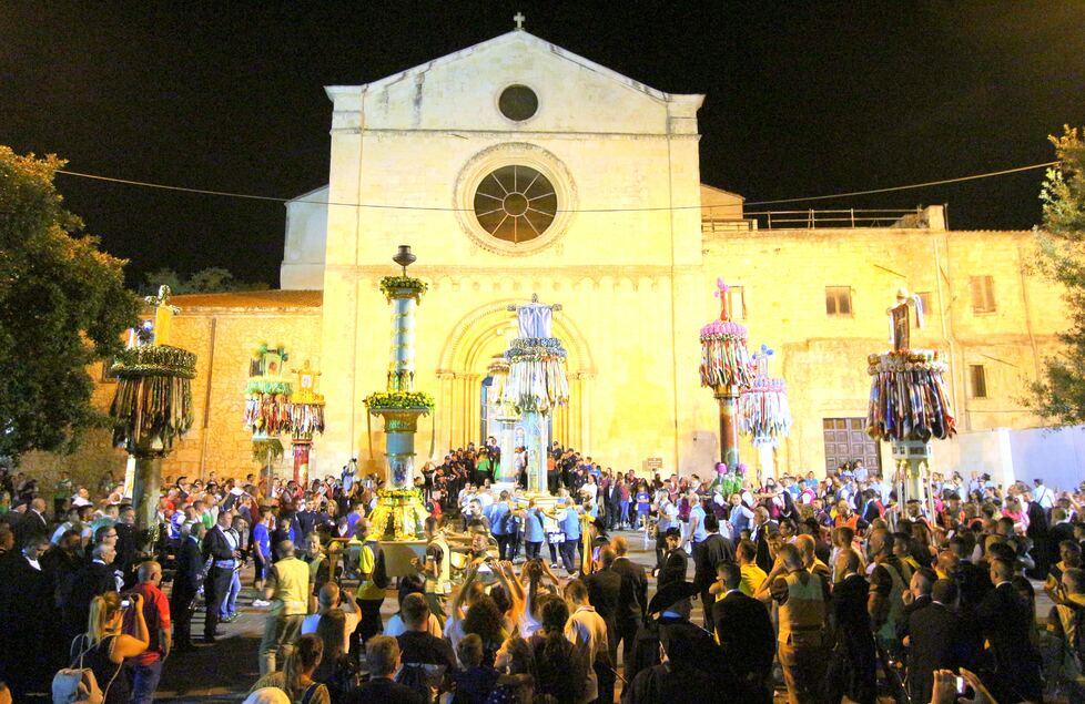 Sassari, la città riabbraccia i suoi candelieri: grande festa per il ritorno della Faradda 