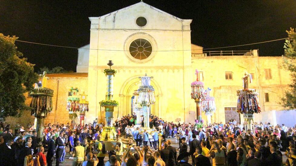 Sassari, la città riabbraccia i suoi candelieri: grande festa per il ritorno della Faradda 