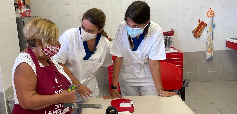 Doccia, vestiti e cucina: terapia occupazionale per i pazienti con patologie reumatologiche