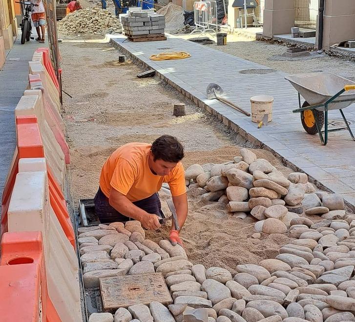 La posa dei ciottoli in corso su via Canalino Poi il cantiere avanzerà
