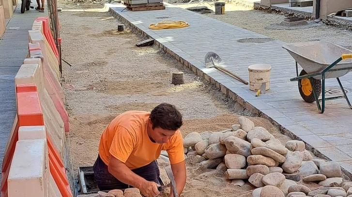 La posa dei ciottoli in corso su via Canalino Poi il cantiere avanzerà