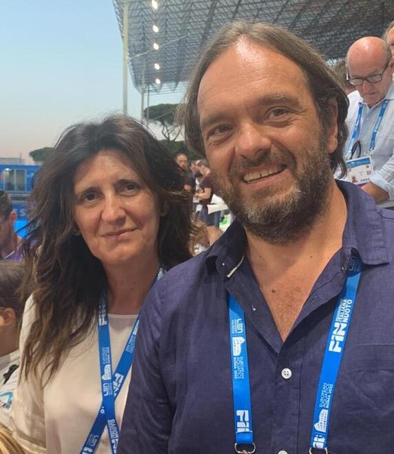 Paltrinieri oro. &nbsp;Lorena e Luca genitori di Gregorio con gli amici «Il nostro Greg continua a emozionarci» 