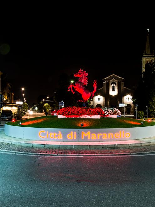 Maranello. Quasi duecento a lume di Cavallino La cena nella rotonda fa sold–out 