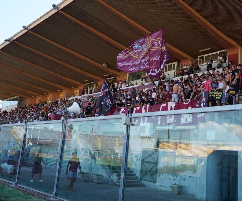 Che spettacolo: in 2.500 in tribuna e il Livorno strappa subito applausi