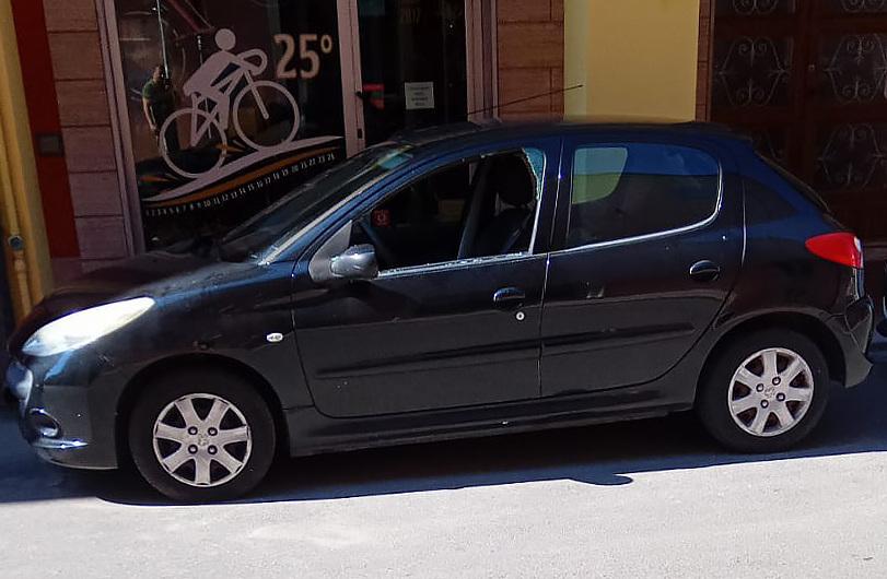 Cento, sferra martellate in centro: parabrezza e vetrine a pezzi