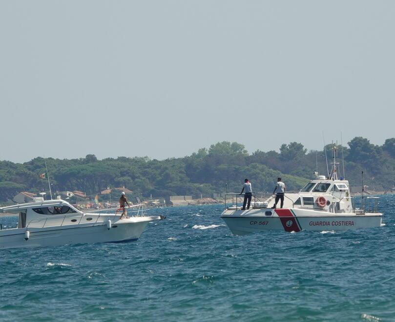 Barca in mezzo ai bagnanti, paura sulla spiaggia dell’Osa