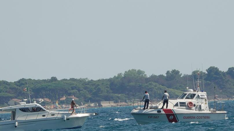 Barca in mezzo ai bagnanti, paura sulla spiaggia dell’Osa