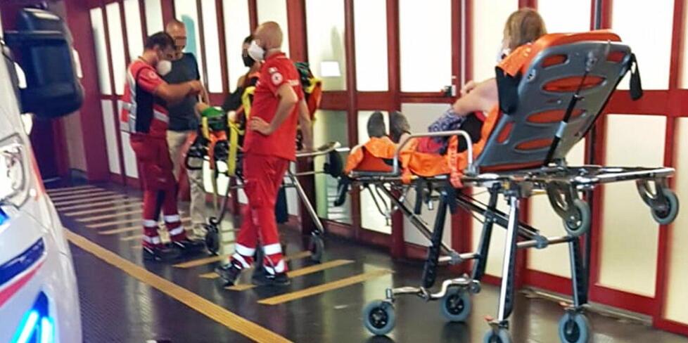 Dimessa di notte, ma l’ambulanza non c’è: 92enne costretta ad aspettare ore in barella