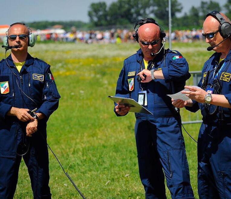 Un trio di direttori apuani per il mito delle Frecce tricolori