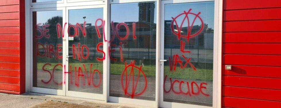 Scritte no vax, perquisita l’abitazione di un giovane impiegato di S. Concordio