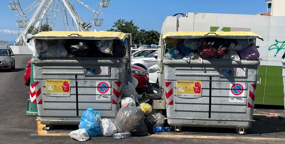 Troppi  cassonetti traboccano Marrini torna all’attacco