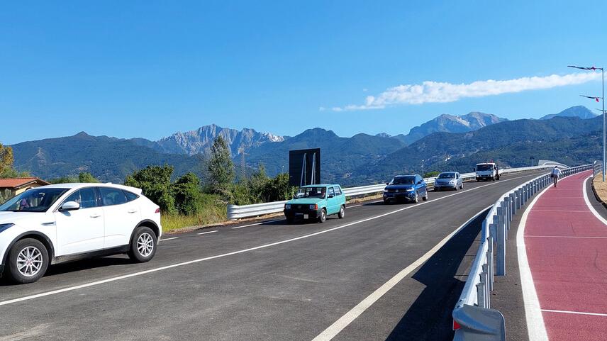Pietrasanta, aperto il nuovo cavalcavia tra Aurelia e via Unità d’Italia
