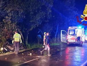 Auto si ribalta e finisce in un canale di scolo, morti quattro ragazzi tra i 18 e i 19 anni